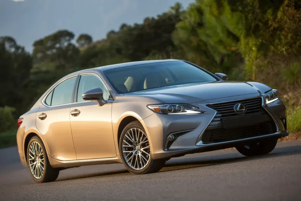 Front three quarter shot of Lexus ES 350 F Sport in metallic silver with signature spindle grille and multi spoke alloy wheels Front three quarter shot of Lexus ES 350 F Sport in metallic silver with signature spindle grille and multi spoke alloy wheels